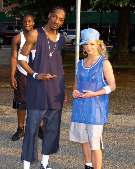 The Dreamers Club on Instagram: “Britney Spears and Snoop Dogg on set of Britney's music video for "Outrageous" 2004” Hip Hop 90, Basketball Shorts Outfit, Chica Hip Hop, Britney Spears Costume, Basketball Jersey Outfit, Look Hip Hop, Britney Spears Outfits, Paparazzi Pics, Looks Hip Hop