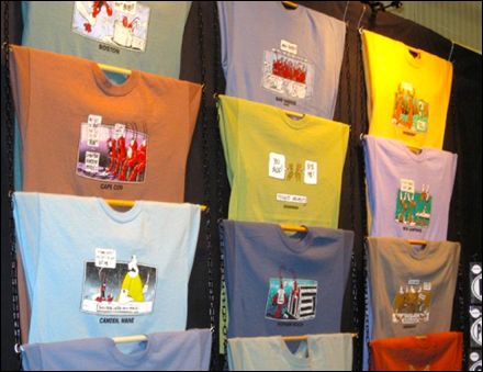 Rod and Chain T-Shirt Display Concert Tshirt Display, Conference Merch, Visual Installation, Brewery Decor, T Shirt Display, Gift Shop Displays, Shirt Displays, Vendor Booth Display, T-shirt Display