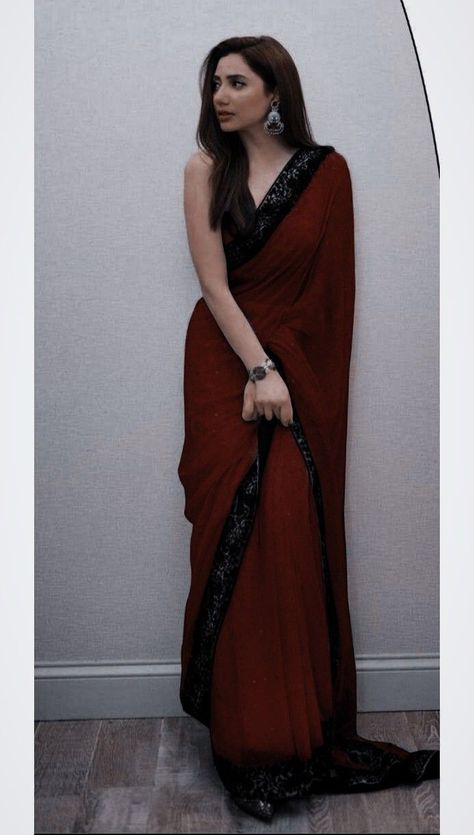 Red Sari With Black Blouse, Red Blouse Black Saree, Maroon Saree With Black Blouse, Red Colour Saree For Farewell, Saree For Fairwell Party, Black Saare Aesthetic, Black And Red Saree Look, Red Sari Aesthetic, Wine Red Saree For Farewell