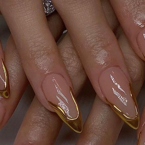 Yoko • ClawsxCollxtion on Instagram‎: "gold gold baby 𐙚˙⋆.˚ ᡣ𐭩  。 @apresnailofficial @dndgel  @daily_charme   #nails #naildesigns #nailinspo #nailart #nailtutorial #nailtrend #goldnails #frenchnails #3dnails"‎ Pearl Gold Nails, 3d Gold Nails, Pearl Nails With Gold, All Gold Nails, Gold Tip Acrylic Nails, Gold Outline Nails, Gold And Pearl Nails, Nails For Gold Dress, Gold Nails Aesthetic