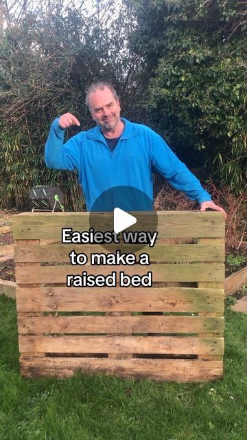 Simon Akeroyd on Instagram: "Simple and free way to create a raised bed. Couldn’t be easier. Pallets are easy to get hold of and are usually free. Use heat treated pallets (look for HT logos or similar on the pallet) as opposed to ones treated with wood preservative. They are ideal for planting strawberries or sowing types of salad leaves, mini beetroot leaves, rocket, radishes, herbs and so much more #nodiggardening #nodig #gardening #growyourown #vegetablegardeningforbeginners #vegetablegardening" Diy Raised Garden Bed Pallets, Pallet Garden Box, Flower Beds Diy, Planting Strawberries, Easy Raised Garden Bed, Smart Gardening, Making Raised Garden Beds, Easy Garden Beds, Raised Herb Garden