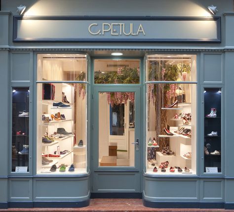 C PETULA shoe store Paris. The hanging plants create such a sense of whimsey and a great focal point in a simple store Display Visual Merchandising, Shoe Store Design, Shop Exterior, Shoe Stores, Store Window Display, Store Window Displays, Storefront Design, Shop Sign Design, Design Blogs