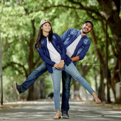 Couple Cool Photo Ideas, Photoshoot Idea For Couples, Photoshoot Outside Poses, Couple Poses Ideas Photoshoot, Photo Pose For Couples, Couple Pose Outdoor, Couple Pic Ideas Photo Poses, Photo Poses For Couples Photoshoot, New Poses For Photography