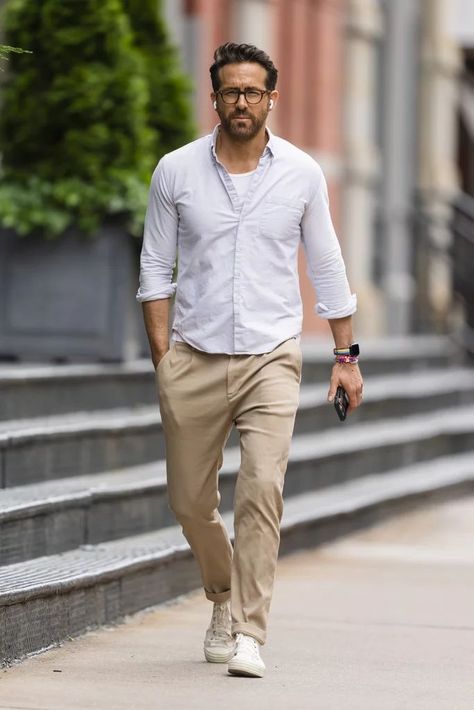 Ryan Reynolds Fashion, Ryan Reynolds Style, Man Fashion Style, Mens Casual Outfits Summer, Casual Chinos, Dad Fashion, Mens Fashion Casual Outfits, Ryan Reynolds, Mens Casual Outfits