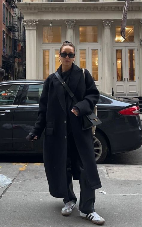 Black Samba Outfit Winter, Oversized Black Coat Outfit, 60 Degree Weather Outfit Fall Work, Samba Outfit Winter, Samba Winter Outfit, Milan Outfits Winter, Scandinavian Winter Outfits, Long Wool Coat Outfit, Pancho Outfit