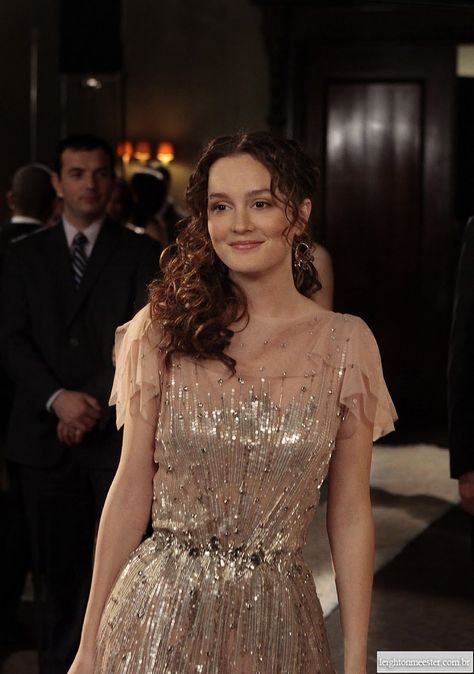 Blair Waldorf -- absolutely gorgeous. I will always love this dress! Vanessa Abrams, Mode Gossip Girl, Estilo Blair Waldorf, Estilo Gossip Girl, Blair Waldorf Outfits, Blair Waldorf Gossip Girl, Stile Blair Waldorf, Blair Waldorf Style, Jenny Packham Dresses