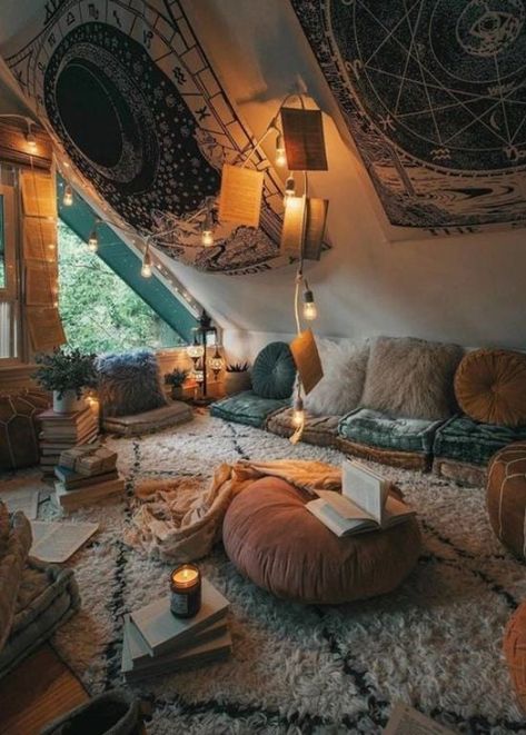 25 Chill Smoke Room Ideas for Smokers Chill Room Aesthetic, Layered Rugs Living Room, Hangout Room, Meditation Rooms, Chill Room, Rooms Ideas, Home Luxury, Meditation Room