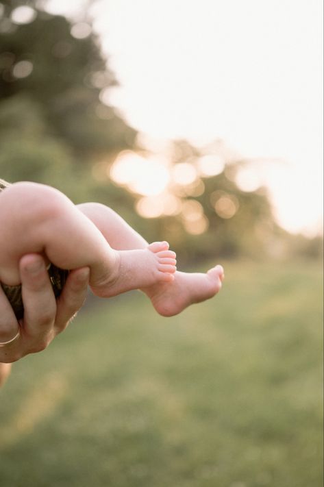 Outdoorsy Newborn Pictures, Mothers Day Photo Shoot Ideas For New Born, Newborn And Mommy Pictures Outdoors, Outside Family Newborn Pictures, 2 Month Old Outdoor Photos, Newborn Photo Shoot Ideas Outside, Outside Newborn Pictures With Siblings, Simple Newborn Photos Outdoors, Field Newborn Pictures