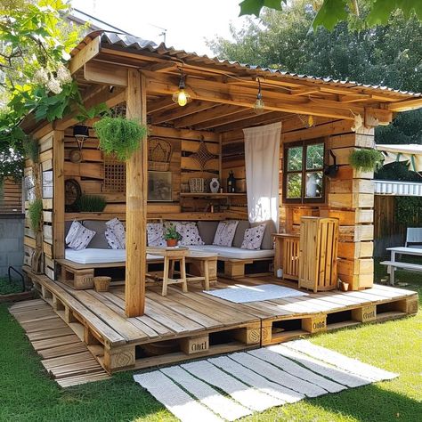 Wooden Garden Furniture Ideas, Gazebo From Pallets, Diy Pallet Gazebo, Wooden Hut Design, Wood Pallet Projects Outdoor, Pallet Shed Ideas, Pallet Gazebo Ideas, Pallet Pergola, Pallet Patio Decks