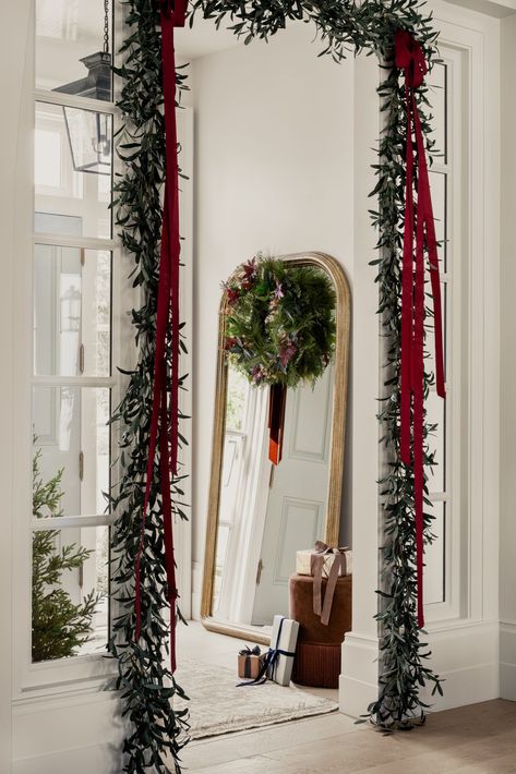 Christmas Mirror, Christmas Apartment, Tinsel Tree, Xmas Deco, Diy Christmas Decorations, Christmas Interiors, Christmas Inspo, Christmas Tree Ideas, Studio Mcgee