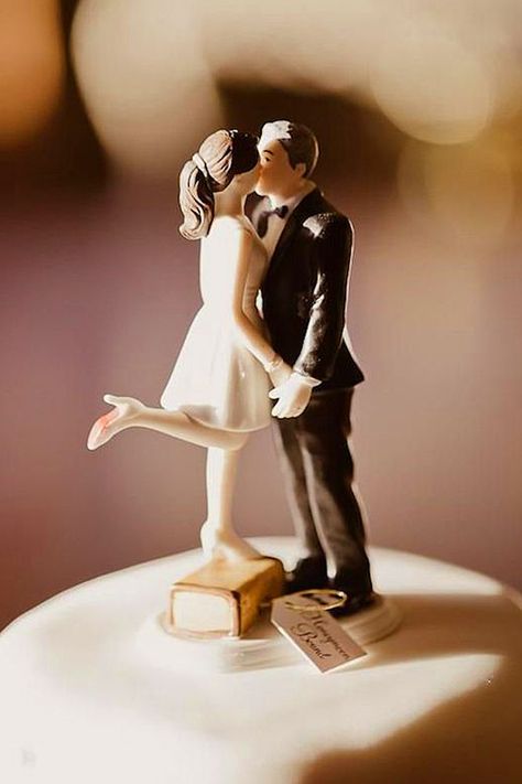 18 Romantic Wedding Cake Toppers ❤ See more: http://www.weddingforward.com/romantic-wedding-cake-toppers/ #weddings #cakes Cake Topper Wedding Romantic, Funny Cake Toppers, Funny Wedding Cakes, Wedding Fotos, Creative Wedding Cakes, Romantic Wedding Cake, Wedding Mementos, Wedding Topper, Wedding Cake Topper