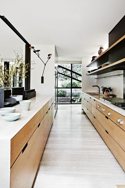 8 Amazing Galley Kitchens—and How to Make The Most of Yours via @mydomaine Modern Konyhatervezés, Galley Kitchens, Kabinet Dapur, Famous Houses, Interior Minimalista, Galley Kitchen, Nordic Interior, Counter Tops, Decor Minimalist