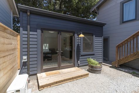 Stylish and modern Berkeley Backyard Cottage ADU — STUDIO DRISCOLL Adu Studio, Living Small Space, Unit Interior Design, Design Small Kitchen, Chic Backyard, Backyard Cottage, Backyard Studio, Small Space Design, Home Addition