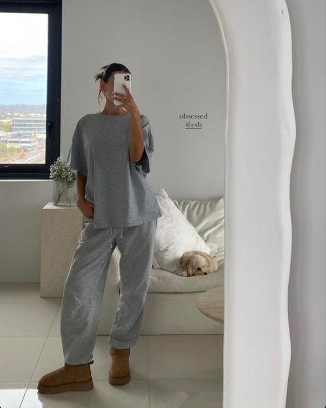 Chill Outfits Home, Leisure Wear Aesthetic, Cute Lounge Outfits Winter, Cold Lazy Day Outfit, Postpartum Outfits, Athleisure Mom, Long White Socks, Postpartum Fashion, Class Outfits