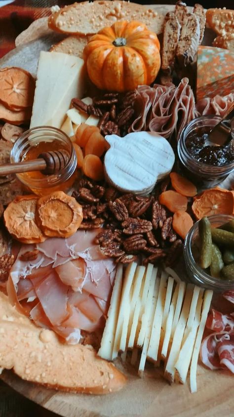 Best Boards For Charcuterie, Round Thanksgiving Charcuterie Board Ideas, Harvest Charcuterie Board Ideas, Pumpkin Bread Charcuterie Board, Pumpkin Spice Charcuterie Board, Brie Board Ideas, Mens Charcuterie Board, Fall Themed Charcuterie Board Ideas, Autumn Charcuterie Board Ideas