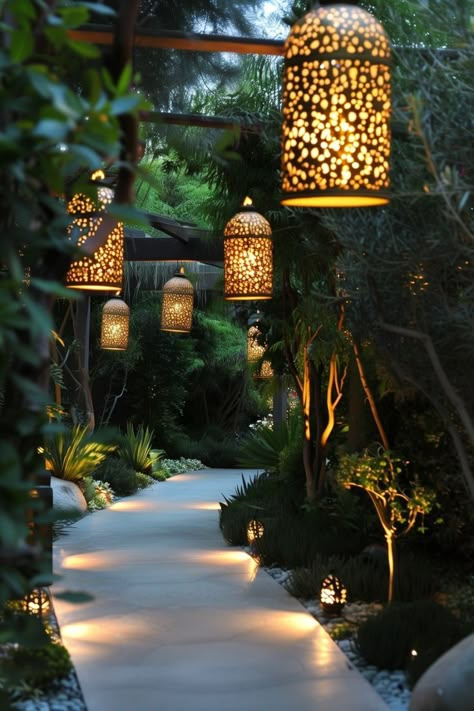 Outdoor Oasis Ideas, Unique Lighting Ideas, Creative Backyard, Spacious Backyard, Courtyard Gardens Design, Outdoor Sanctuary, Backyard Lighting, Cozy Seating, Lighting Setups