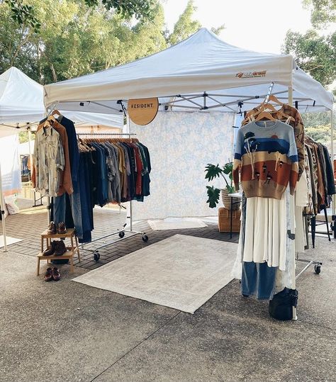 Small Bazaar Booth Ideas, Vintage Clothes Pop Up Shop, Western Boutique Booth Display, Clothing Vendor Booths, Boutique Event Set Up, Vintage Clothing Market Booth Ideas, Western Vendor Booth Display Ideas, Pop Up Vintage Shop Display Ideas, 10x10 Pop Up Boutique