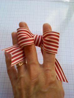 Tie Bows With Ribbon, Ribbon Tying, Bow Tying, Ribbon Bow Tutorial, Paper Techniques, Bow Making Tutorials, Christmas Bows Diy, Homemade Bows, Make A Bow