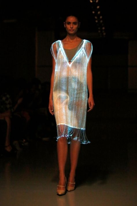 Richard Nicoll's light-up dress in his Spring/Summer 2015 show at London Fashion Week in September . Fashion Show Catwalk, Catwalk Design, Light Up Dresses, Smart Textiles, Wearable Electronics, Technology Fashion, Fashion Design Dress, Design Dresses, Futuristic Fashion