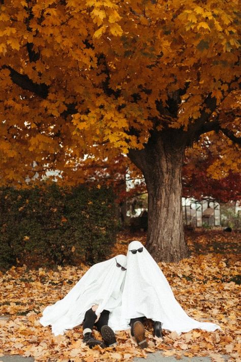 Ghost Photo Editing, Fall Creative Photography, Mother Daughter Ghost Photoshoot, Ghost Photography Trend, Ghost Fall Photoshoot, Ghost Sheet Pictures, Silly Ghost Photoshoot, Ghost Photoshoot Ideas Couple, Ghost Engagement Photos