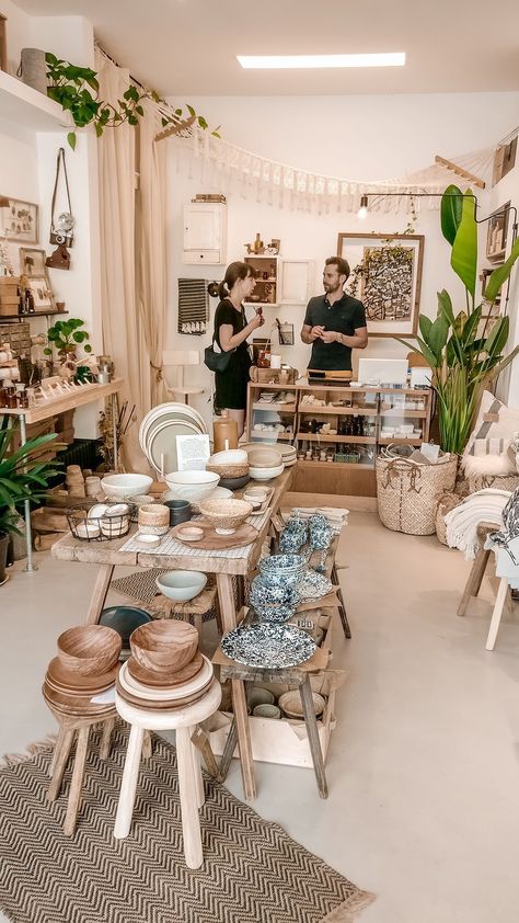 Budapest design shop guide to best Hungarian souvenirs - Part 1. - Aliz's Wonderland Display Souvenirs, Retail Ideas, Display Design Shop, Interior Shop, Artisan Shop, Decor Shop, Souvenir Shop Ideas, Wellness Boutique, Small Souvenir Shop Design