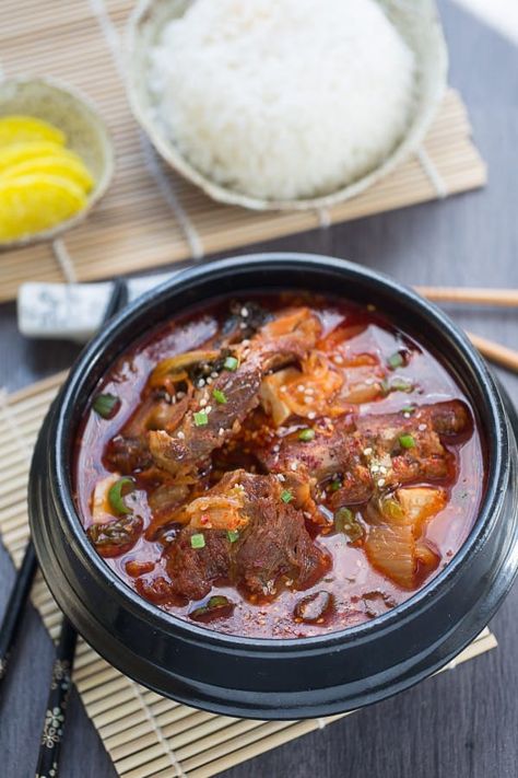 Neck Bone Soup Recipe, Korean Soup Recipes, Korean Soups, Pork Soup Recipes, Pork Bone Soup, Easy Korean Recipes, Korean Pork, Korean Soup, Korean Recipe