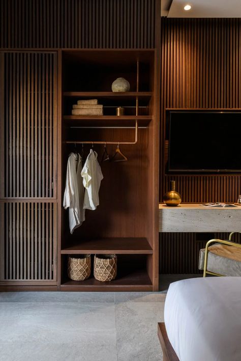 Natural Wood Walk In Closet, Closet Inside Bathroom Ideas, Hotel Open Wardrobe, Open Built In Wardrobe, Dressing Room Bathroom Combination, Hotel Closet Design, Hotel Wardrobe Design, Hotel Room Closet, Hotel Wardrobe