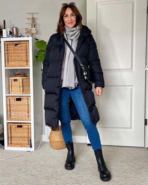 Winter Outfits Puffer Jacket Long, Black Puffer Jacket Outfit Women, Puffer Long Jacket Outfit, Jeans And Puffer Jacket Outfit, Black Long Puffer Jacket Outfit, German Winter Outfits, Padded Coat Outfit, Scandinavian Winter Outfits, Long Black Puffer Coat Outfit