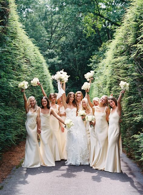 Bridal Party Get Together Ideas, Clean Bridesmaid Dresses, 8 Bridesmaids Pictures, Pearl Bridesmaid Dresses, Old Money Wedding Bridesmaids, Bridesmaid And Bride Photos, Vogue Bridesmaids, All White Wedding Bridesmaids, Bride With Bridesmaids Pictures