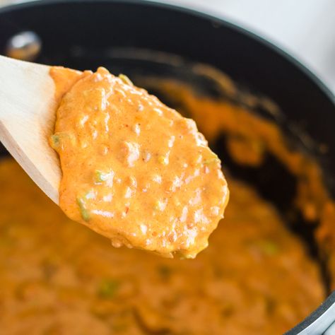 chorizo queso dip Cream Cheese Cheddar Dip, Queso Cheese Dip Recipe, Easy Game Day Food, Chorizo Queso Dip, Queso Chorizo, Queso Dip Crockpot, Chorizo Dip, Dip Crockpot, Cheese Dip Crock Pot