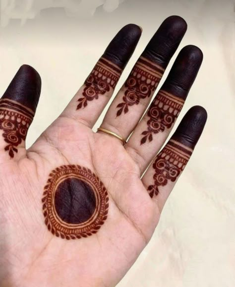 Mehndi ✨Heena ✨ Easy Circle Mehndi Designs, Short Palm Mehndi Designs, Simple Circle Mehndi Designs Front Hand Easy, Mehndi Designs Front Fingers, Circle Mehndi Design, Mehendi Designs Circle, Flower Mehndi Designs Front Hand, Short Mehndi Design Aesthetic Front Hand, Small Mehendi Designs Circle