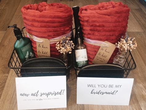 Bridesmaid gift. Wire basket, throw blanket, champagne bottle, lotion, flowers, makeup bag. Fall Bridesmaid Gift Ideas, Blanket Bridesmaid Gift, Fall Bridesmaids Proposal Ideas, Cozy Bridesmaid Proposal, Western Bridemaids Gifts, Bridesmaid Proposal Fall Theme, Bridesmaid Proposal Western, Christmas Bridesmaid Proposal, Bridesmaid Proposal Basket