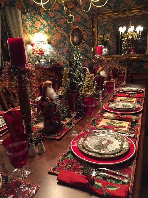 Alegre y colorido! Christmas Table Setting, English Christmas, Christmas Tablescape, Christmas Challenge, Christmas Tablescapes, Christmas Dining, Christmas Table Settings, Victorian Christmas, Noel Christmas