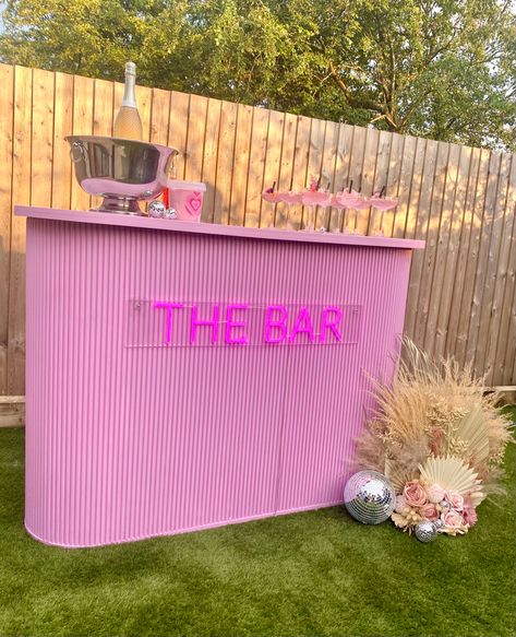 Bar For Party Set Up, Pink Cocktail Bar, Pink Home Bar, Pink Mobile Bar, Barbie Bar, Bar Cart For Events, Pink Bar Aesthetic, Pop Up Shop Design Ideas, Bar Cart For Party