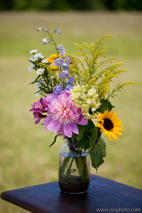 Canning Jar Flower Arrangements, Small Purple Floral Arrangements, How To Arrange Flowers In A Mason Jar, Small Wildflower Arrangements, Glass Jar Flower Arrangements, Simple Mason Jar Flower Arrangements, Small Jar Flower Arrangements, Diy Wildflower Centerpieces, Wildflower Centerpieces Mason Jars