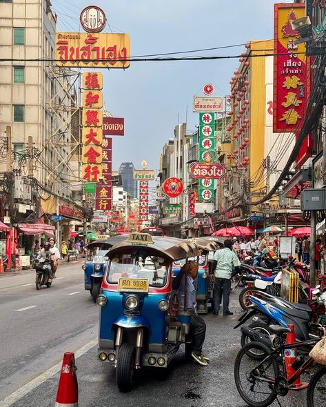 I’ve visited Bangkok only twice, but it’s already my favorite Asian city. From the delicious street food to the impressive temples, from the buzzing nightlife to the friendly locals, Bangkok has it all. I can’t wait to come back and explore even more of this amazing city! 🇹🇭 #bangkok #thailand #cityofangels #favoritecity #travellove #asiaadventures #gaytravel #travelpassport #iamtb #nomadicnetwork Bangkok City Aesthetic, Bangkok Aesthetic, Thailand Bangkok City, Bangkok Photography, Thailand City, Asian City, Thailand Street, Thailand Street Food, Thailand Food Street