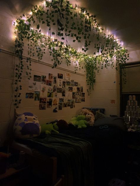 Diy Apartment Bedroom Ideas, Fake Grass Room Aesthetic, Room Ideas Nature Theme, Cute Lighting Ideas For Bedroom, Vines On Bedroom Ceiling, Fairycore Dorm Room, Book Aesthetic Room Decor, Wall Decorations For Bedroom, Bedroom Forest Theme