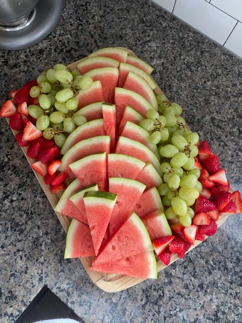 Simple and easy watermelon, grape, and strawberry fruit platter. Perfect for any social gathering Summer Snack Platter, Simple Food Platters, Watermelon And Grapes Platter, Homemade Fruit Platter, Easy Fruit Platter Simple, Strawberry Fruit Tray, Strawberry Fruit Platter, Watermelon Fruit Platter Ideas, Watermelon Fruit Tray Ideas