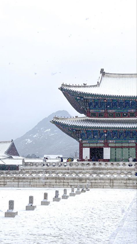 @palindri #seoul #korea South Korea Winter Aesthetic, Seoul Winter Wallpaper, Seoul Winter Aesthetic, South Korea Snow, Winter In Korea Aesthetic, Korean Palace Aesthetic, Seoul Snow, Korea In Winter, Korea Building