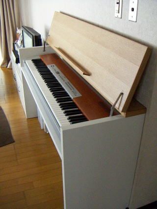 Piano Room Decor, Piano Living Rooms, Piano Crafts, Piano Table, Piano Desk, Piano Decor, Music Corner, Music Storage, Studio Desk