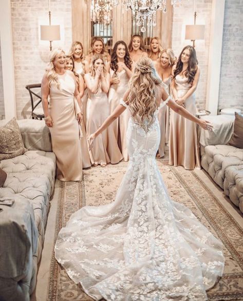 Ide Prewedding, Dress Reveal, Wedding Dress Reveal, Bride And Bridesmaid Pictures, Chic Wedding Venues, Bridesmaid Poses, Groom Details, Bridesmaid Pictures, Bridesmaid Photoshoot