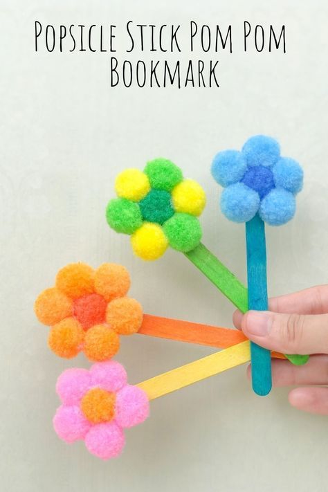 This easy popsicle stick pom pom bookmark is a great (and cheap!) way to give your kids a fun craft to make this summer! Ice Lolly Stick Crafts, Pom Pom Bookmark, Babysitting Crafts, Toddler Arts And Crafts, Easy Arts And Crafts, Aktivitas Montessori, Popsicle Stick Crafts, Daycare Crafts, Diy Crafts For Kids Easy