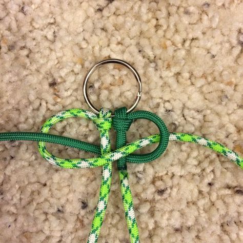 Paracord Keychain 550 Paracord Projects, Parachute Cord Crafts, Paracord Bracelet Instructions, Paracord Projects Diy, Paracord Bracelet Patterns, Paracord Bracelet Tutorial, Paracord Braids, Cords Crafts, Paracord Bracelet Diy