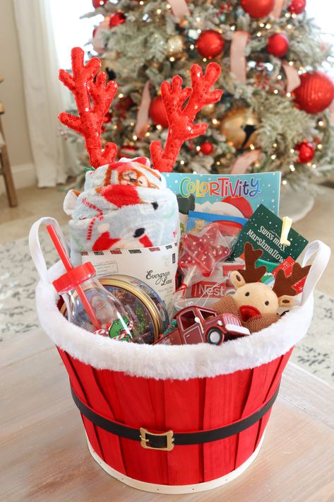 Night Before Christmas Box Ideas, Christmas Box Ideas, Night Before Christmas Box, Christmas Gift Baskets Diy, Holiday Baskets, Christmas Homescreen, Diy Gift Baskets, Easy Christmas Gifts, Night Before Christmas