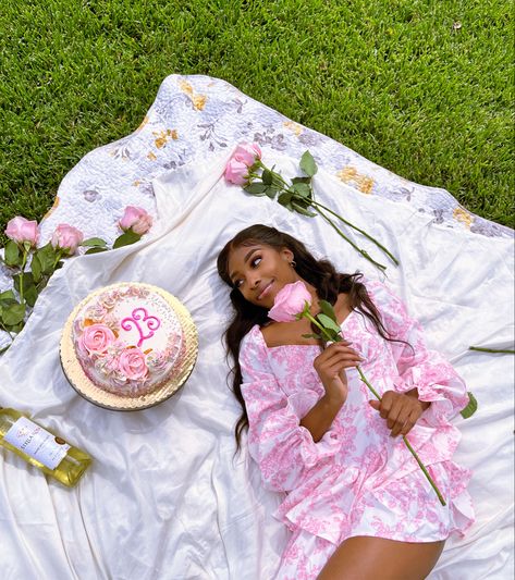 Picnic Photo Shoot, Picnic Pictures, Cottagecore Summer, Picnic Photography, Picnic Birthday Party, Cute Birthday Pictures, 21st Birthday Photoshoot, Beautiful Photoshoot Ideas, Picnic Inspiration