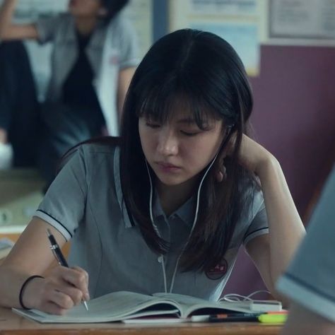 A Girl Studying Aesthetic, Study Kdrama Aesthetic, Kdrama Study Motivation Aesthetic, Study Motivation K Drama, Kdrama Life Aesthetic, Go Younjung Moving Kdrama, Kdrama Study Aesthetic, Kdrama Studying, Studying Pose