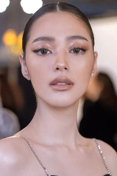 a selfie of a young, beautiful woman with a clean girl makeup look Cleam Girl Make Up Look, Makeup Reference Natural, Thai Makeup Looks Glam, Clean Look Style, Look Make Up, Cool Girl Makeup Looks, Low Makeup Look, Make Up Inspo For Prom, Clean Girl Makeup Asian