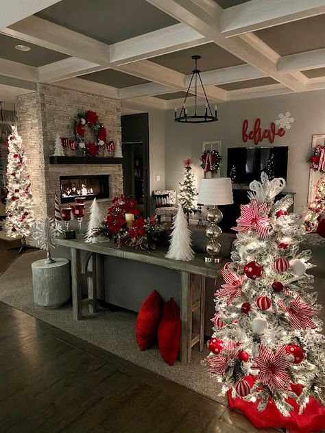 Christmas Decor Inspiration, Christmas Tree Inspiration, Christmas Decorations Living Room, Christmas Room Decor, Room Deco, Christmas Living Rooms, Christmas Decorations For The Home, Christmas Room, Indoor Christmas