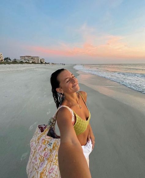 ⋆ Erin Made ⋆ on Instagram: "Moments like this x @nataliezacek with the Calla Reversible Tote" Erin Made, Beach Instagram Pictures, Preppy Beach, Reversible Tote, Beach Lifestyle, March 25, Instagram Pose, Summer Bikinis, Beach Poses