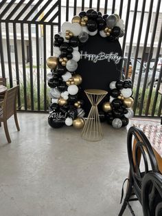 30th Birthday Backdrop Ideas, Black Gold Balloon Garland, Cowboy Themed Birthday Party, 50th Birthday Balloons, Black And Gold Balloons, Simple Birthday Decorations, Bday Party Theme, Birthday Post Instagram, Easy Backdrops